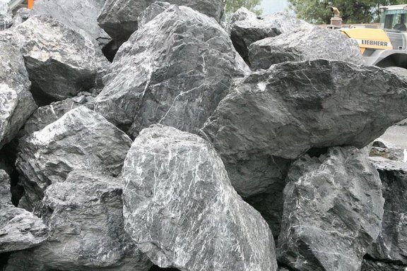 9 Vorbau-/Wuhrsteine, formwild, sortiert 800 - 2000 kg