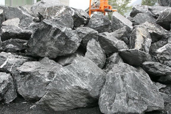 9 Vorbau-/Wuhrsteine, formwild, sortiert 400 - 800 kg