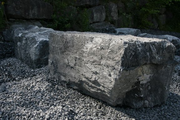 18 Blocksteine roh, gespalten, gross 50 - 100 cm hoch